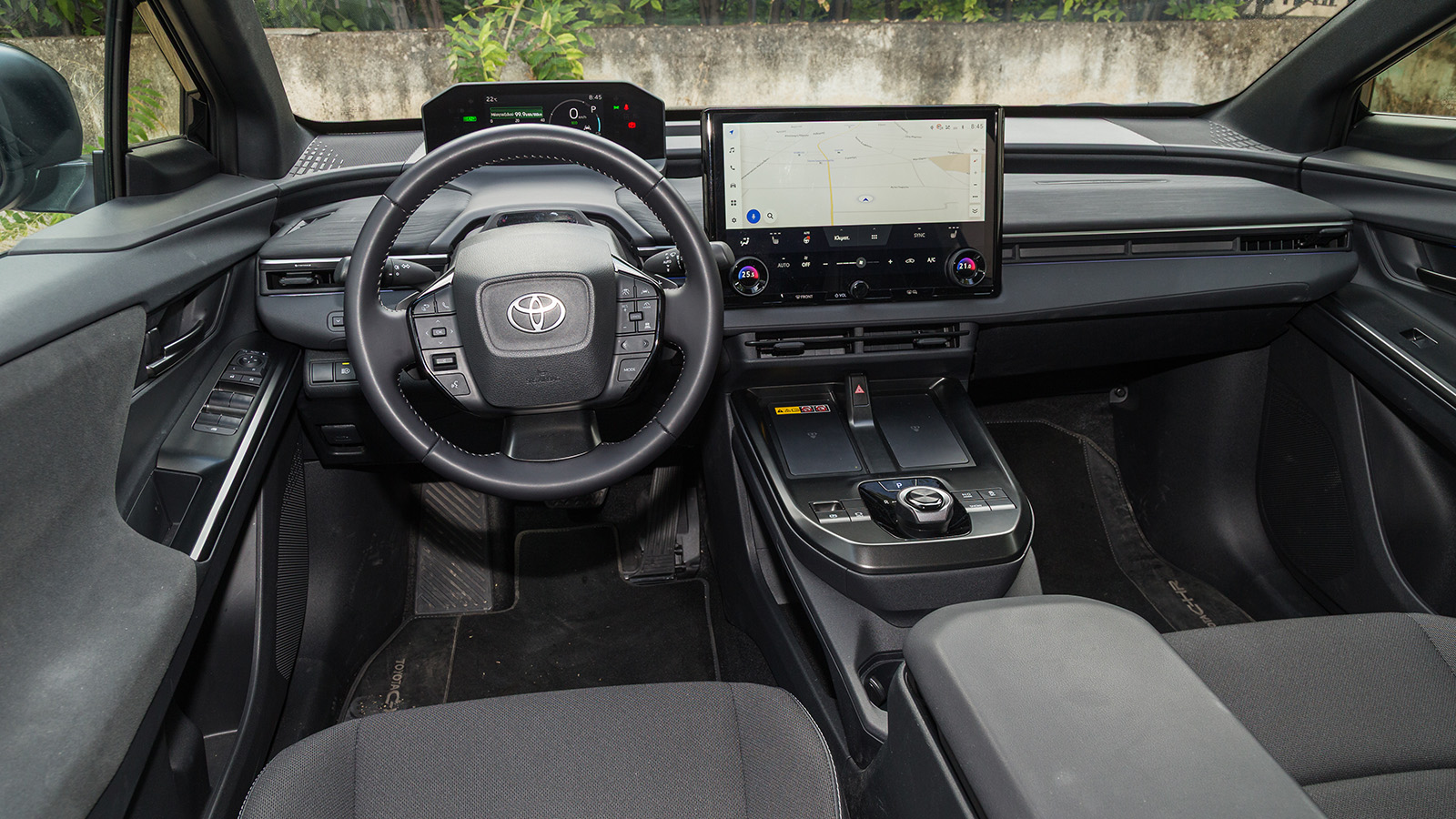 Toyota C-hr+. Πόσο καλό είναι σε εξοπλισμό άνεσης και ασφάλειας.